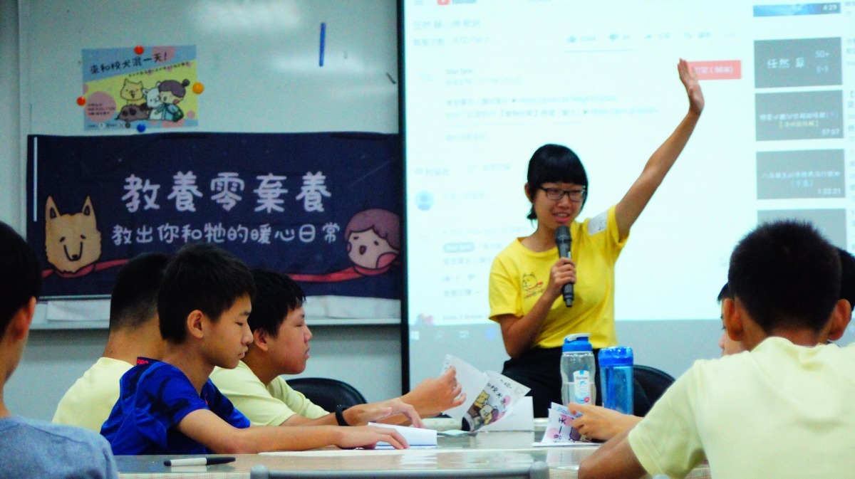 學生透過學習和狗狗一起探索世界的方法與技巧，讓人與狗的情感能夠連結。台北市政府/提供