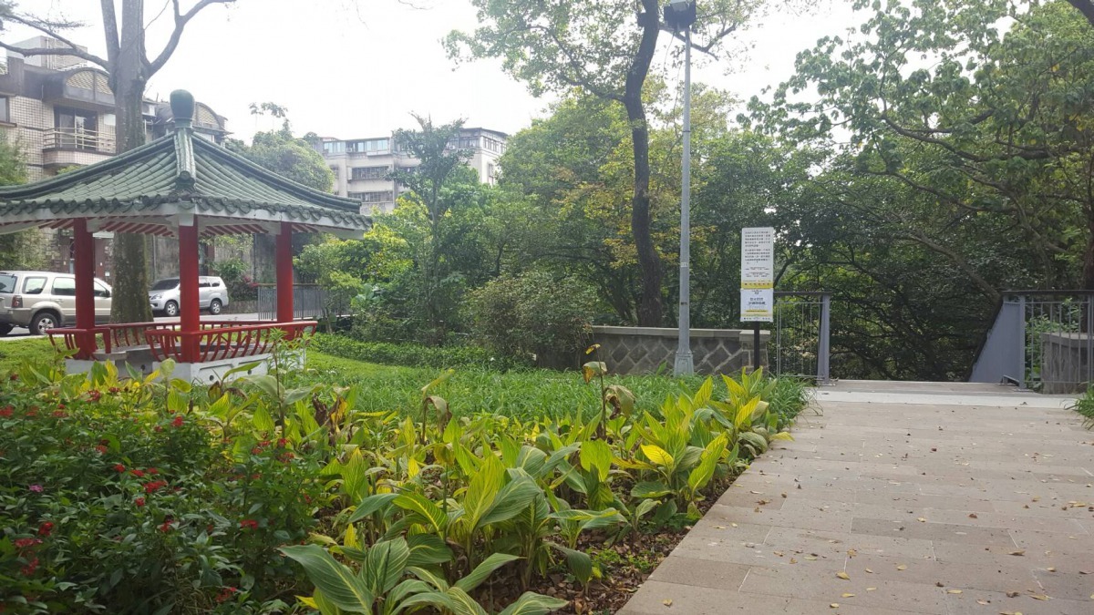 台北市木柵公園的萃湖由於生態復育有良好的成效，去年就吸引了大批民眾來賞螢。台北市公園處/提供