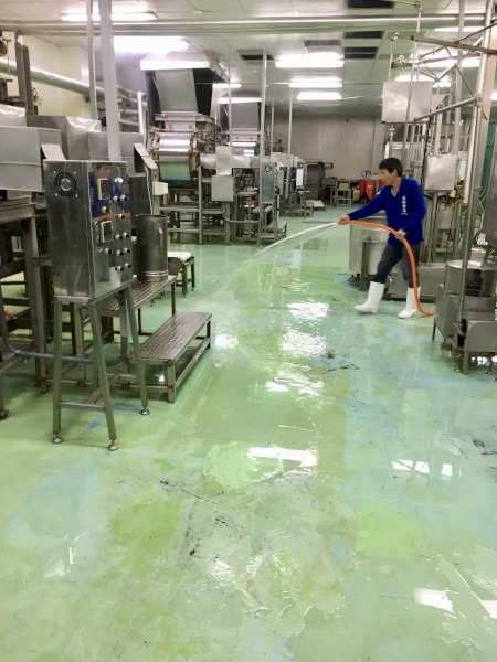 違規業者在工廠內以強鹼清洗地板情形。新北市環保局/提供