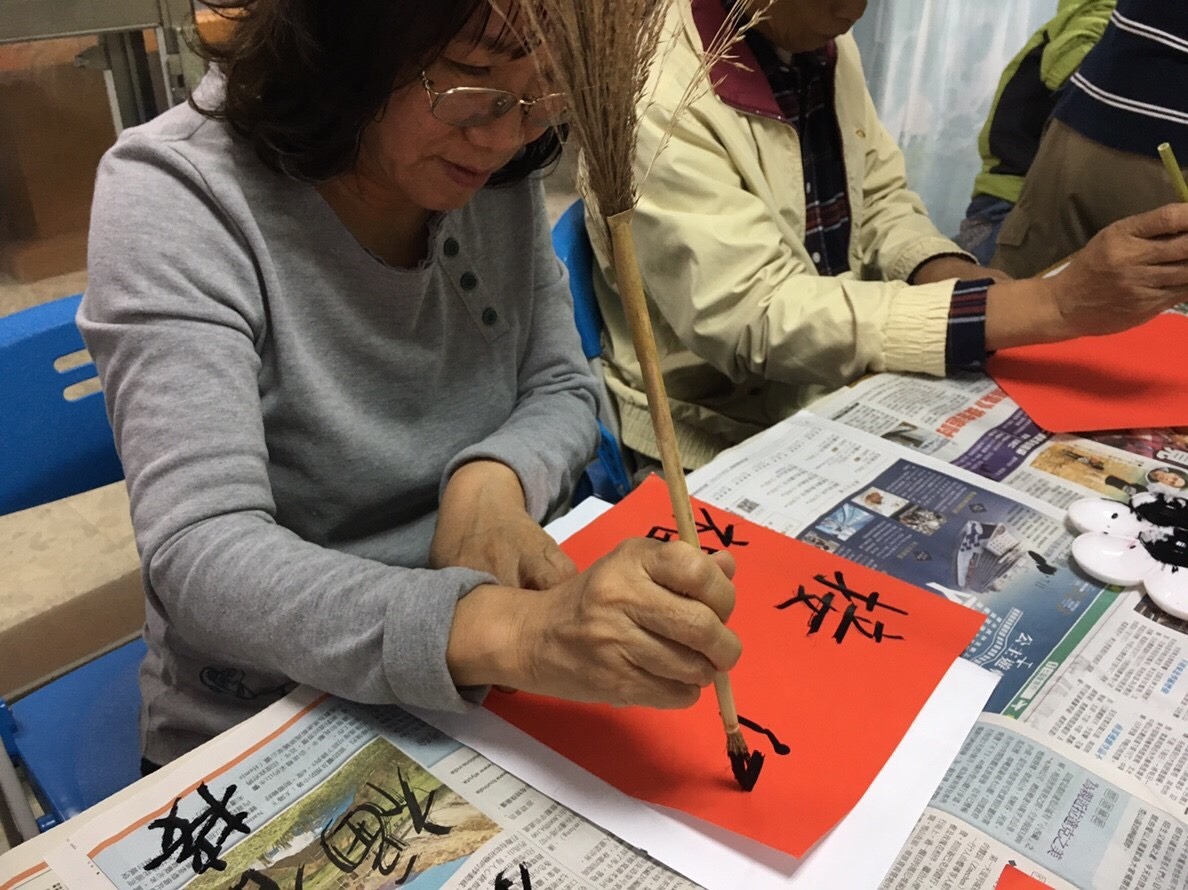 「蘆你一起寫春聯」用.蘆葦毛筆寫春聯。新北市政府/提供