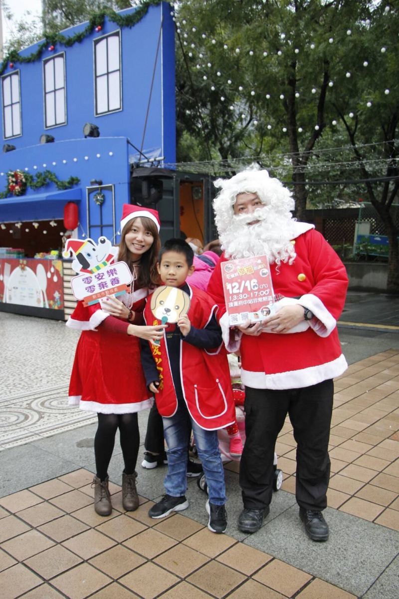 新北市動保處同仁及志工假日不休息，上街宣導動保及為2017毛寶貝幸福耶誕趴做宣傳。劉凱/翻攝