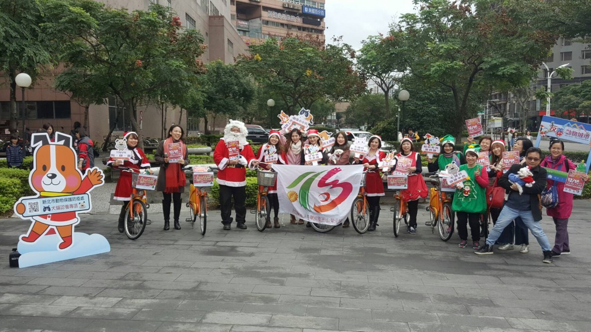新北動保處同仁及志工騎Ubike為「2017毛寶貝幸福耶誕趴」活動宣傳。劉凱/翻攝
