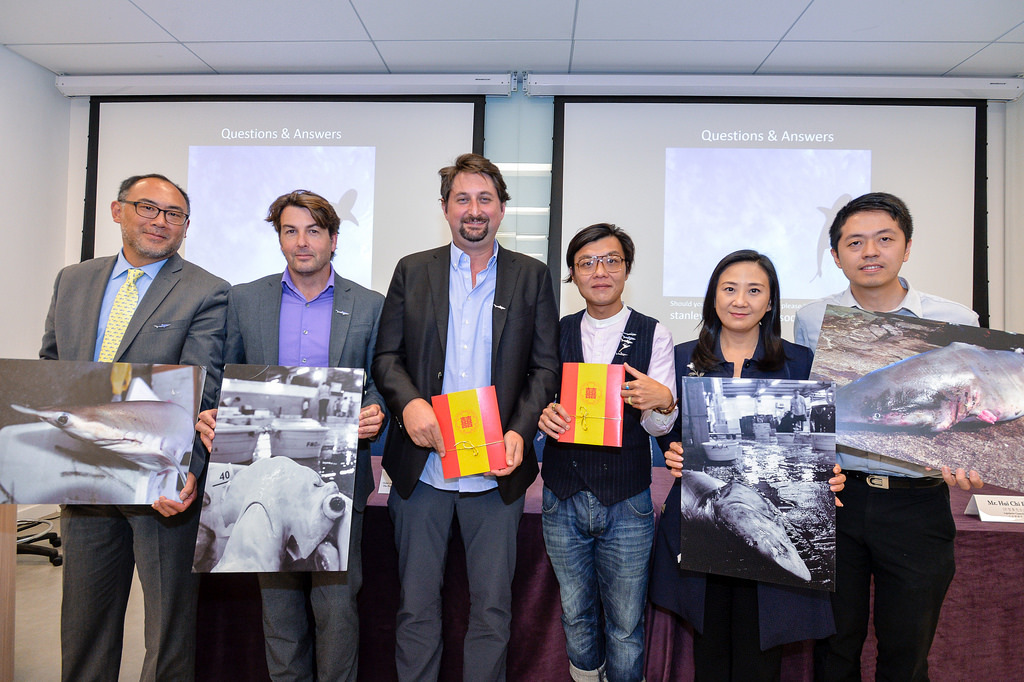 左起：The Pew Charitable Trusts 全球鯊魚保育項目主任 Philip Chou 先生、美國佛羅里達 國際大學生物科學系副教授 Demian Chapman 博士、嘉道理農場暨植物園植物保育部及保 育遺傳實驗室主管上官達（Gunter Fischer）博士、BLOOM 香港海洋項目總監佘國豪先生、 立法會議員葛珮帆小姐，及立法會議員許智峯先生。圖片來源：BLOOM香港。