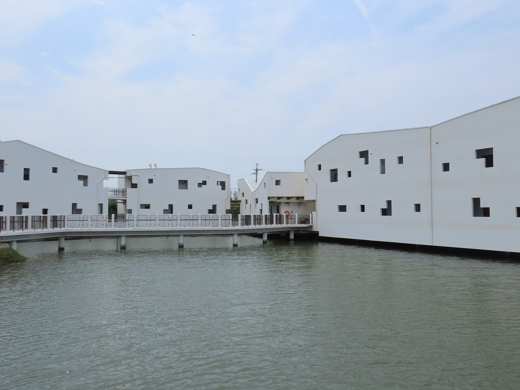 樹叢斷續、蘆草擺蕩與水鳥成群棲息於濕地之上，靜謐輕盈的建築群落，使台江學園成為台南地標。攝影：廖靜蕙