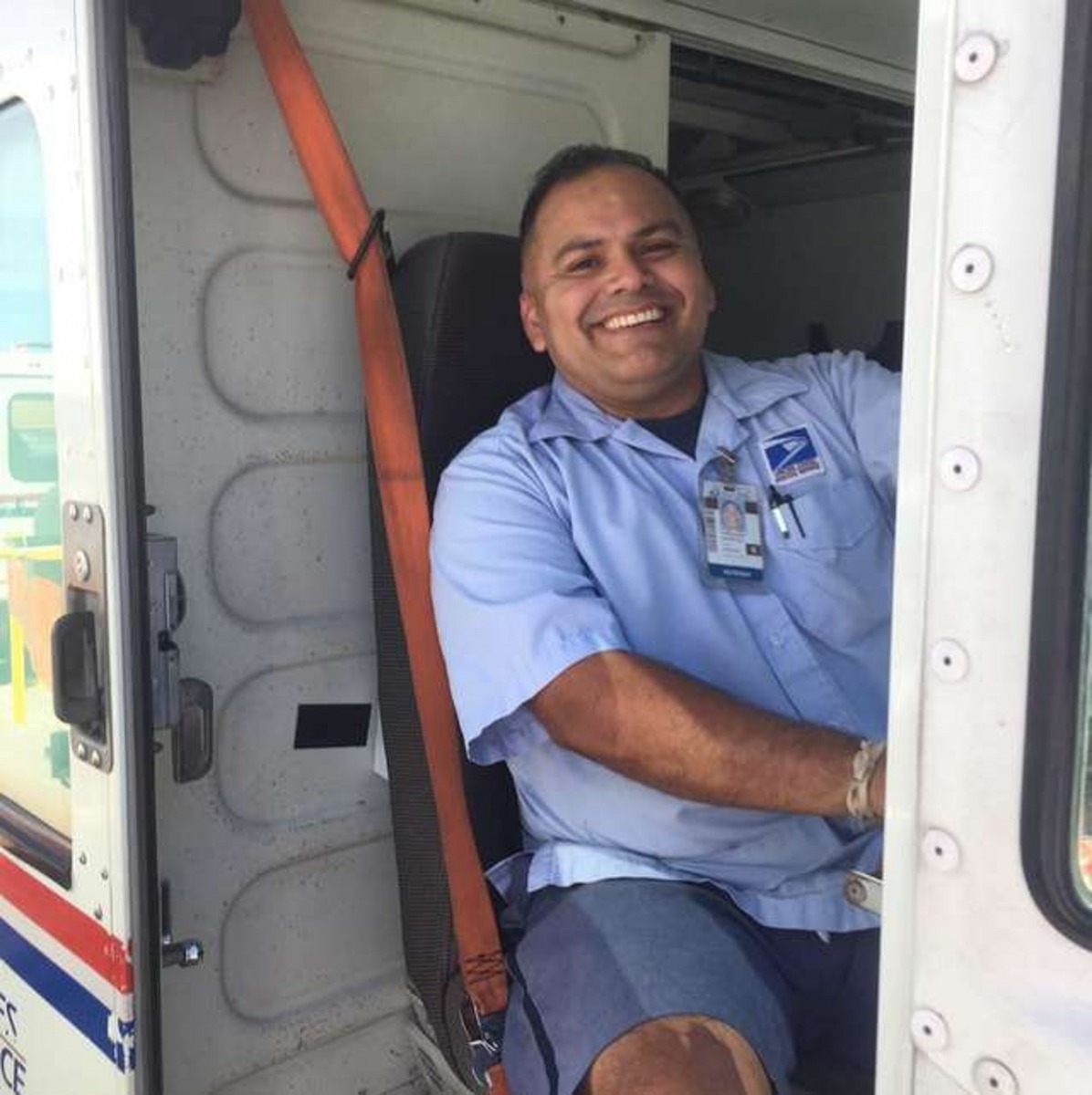 Barboza是愛狗的人，向狗狗送上零食，只是舉手之勞。（Fernando Barboza）