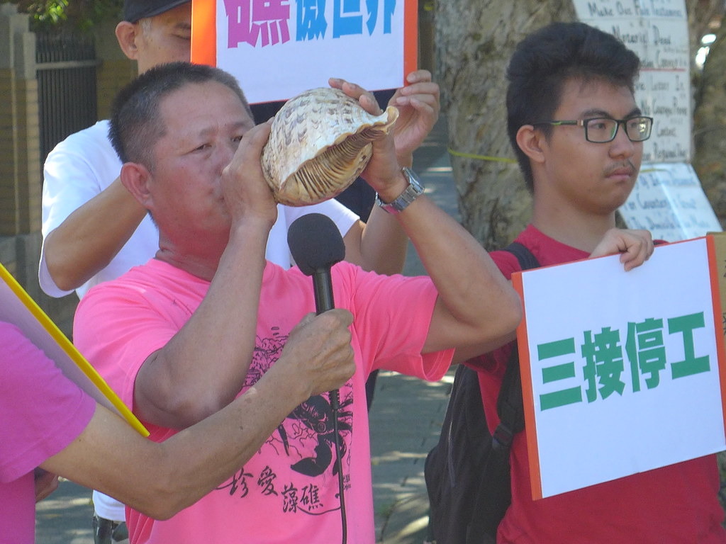 桃園海岸生態保育協會理事長葉斯桂吹出第90饗的海螺，要為大潭藻礁戰鬥。孫文臨攝
