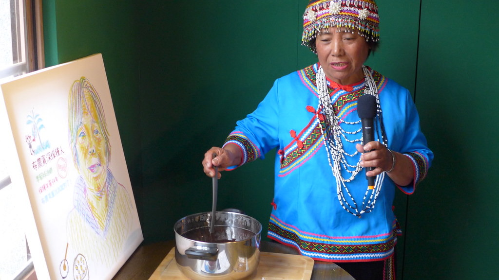 布農資深保種達人李菊妹迪娜,帶來Bainu Dangqas(布農族語,紅色的豆)。孫文臨攝