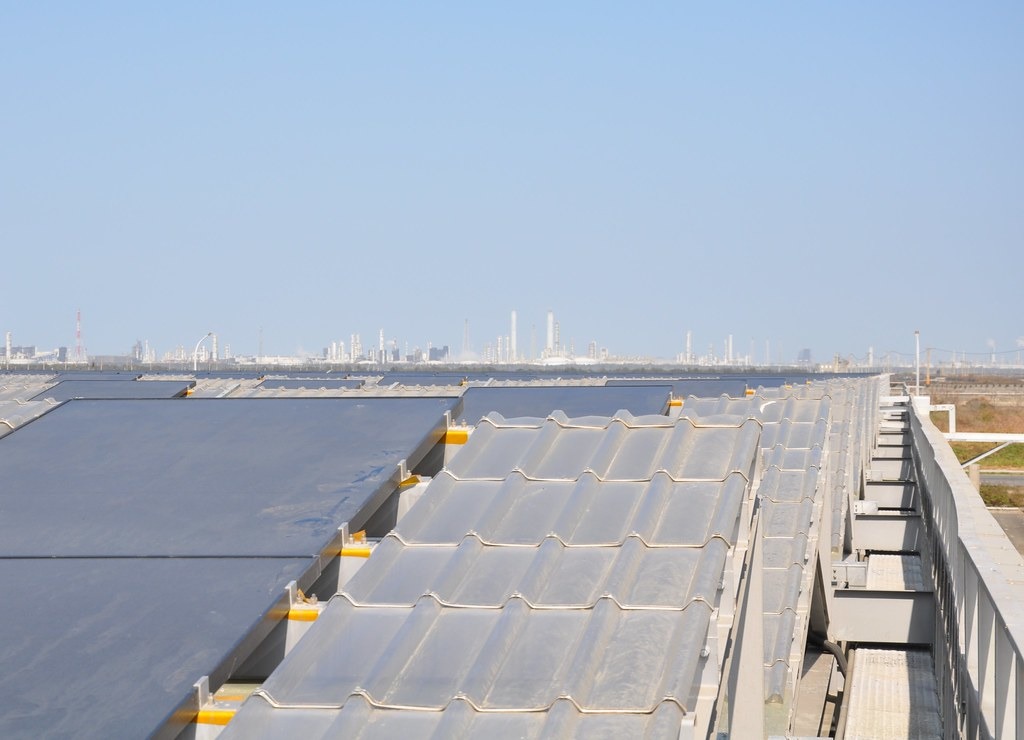 棚架式太陽能板有近兩層樓高，可供漁民養殖作業，並留有工作走道方便清洗，同時也蒐集雨水。孫文臨攝