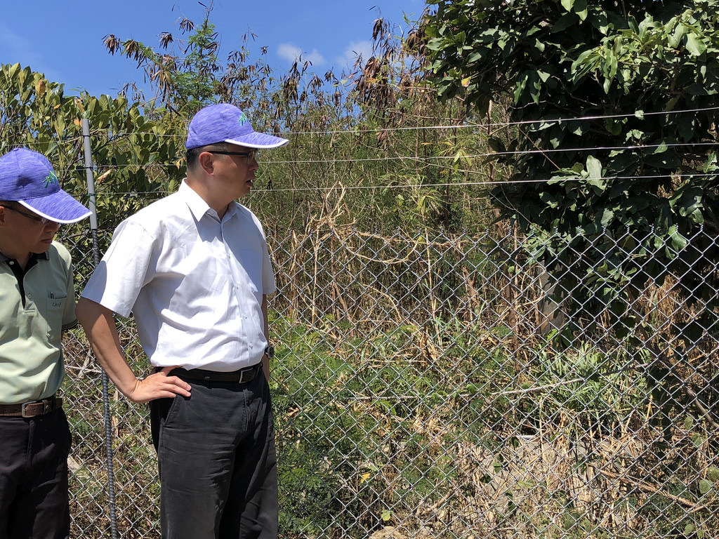 農委會副主委李退之現勘滿州鄉電圍網示範點。攝影：廖靜蕙