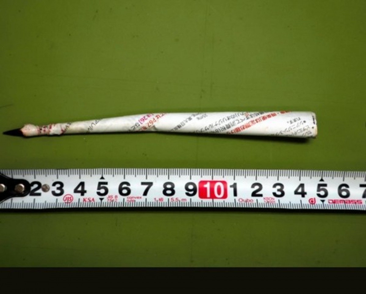 長約15厘米疑似用紙張捲住鉛筆的利器。（Foundation for the Protection of Deer）