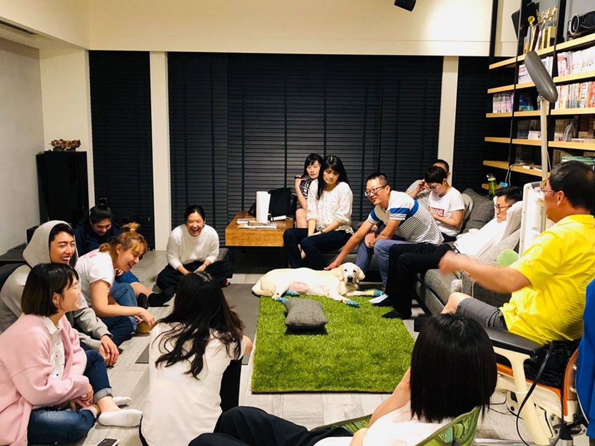 家人及朋友得悉「阿魯」病重後都紛紛上門探望。(Facebook:九把刀)