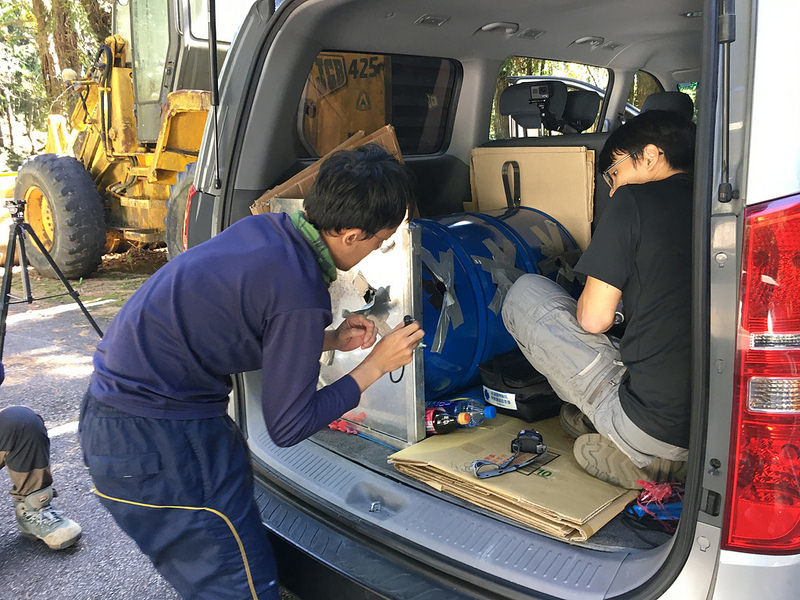 10月30日,台大獸醫系余品奐助理教授及獸醫師康主霖、張鈞皓,全程監控黑熊生理狀況。東勢處提供。