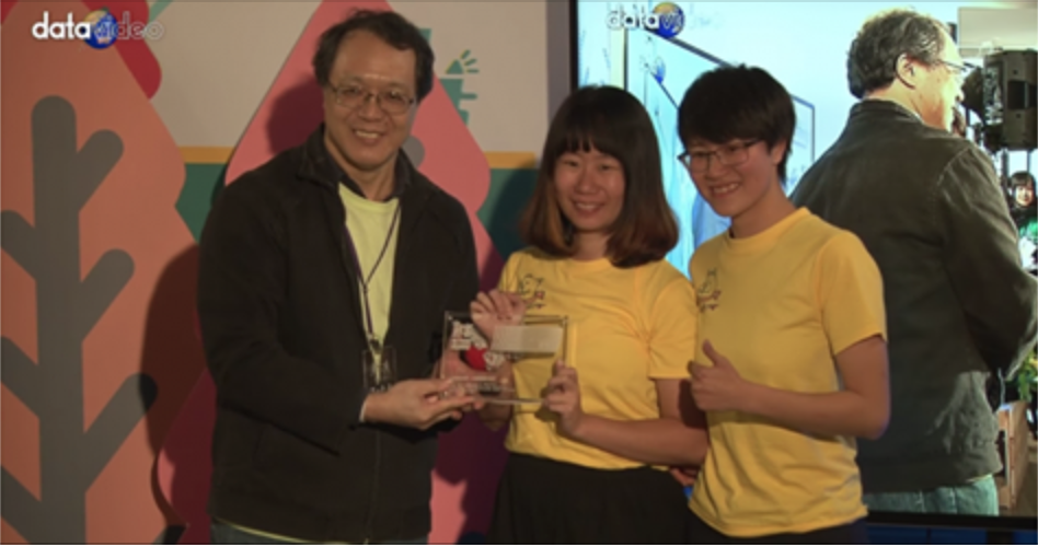 Lucy及Lily(由右至左)創辦的社會企業「浪犬博士」為2017青年迴響計畫之最終獲獎團隊。北市青發處/提供