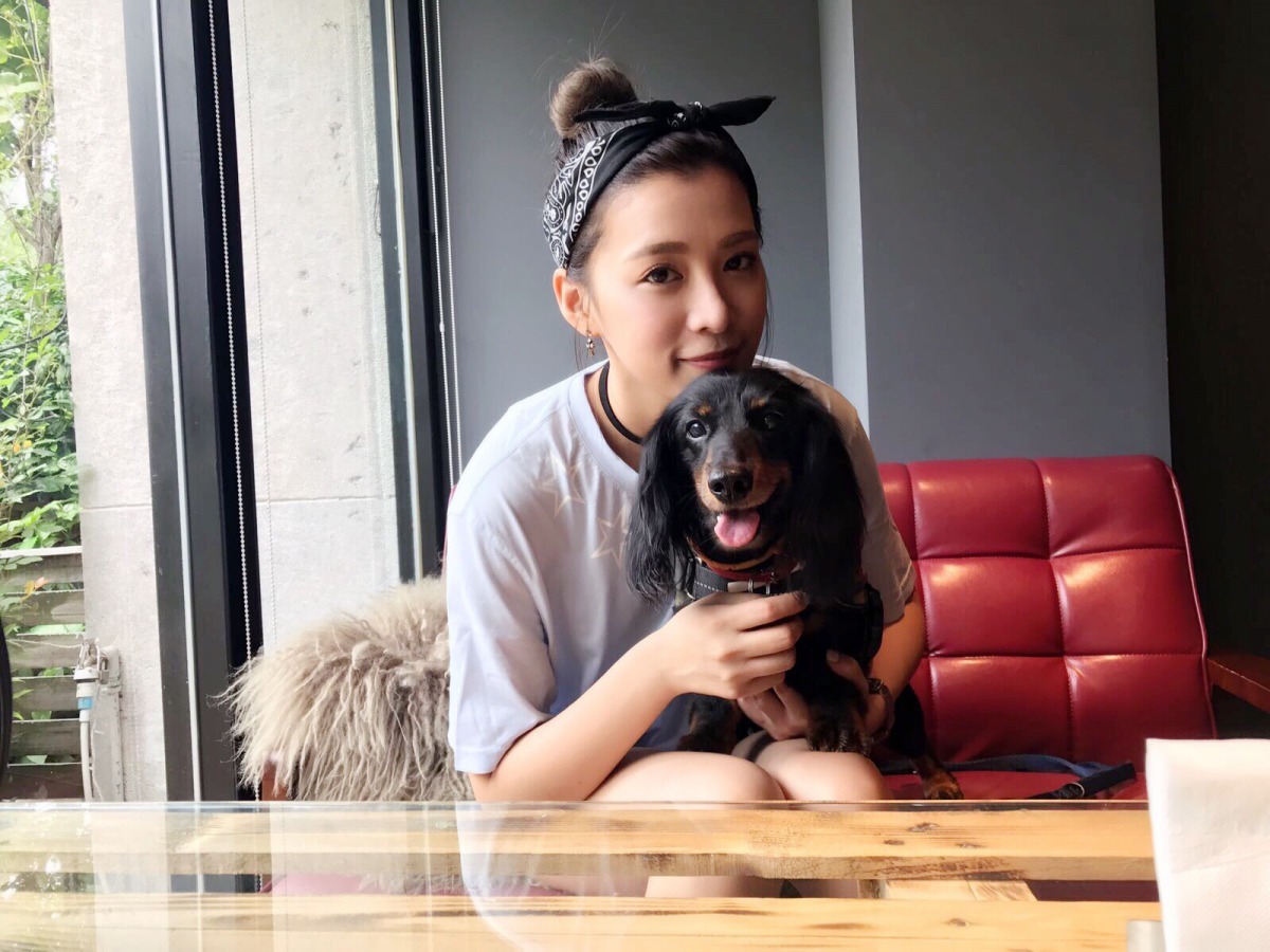 5日好主人挑戰 活動大使 王思平與愛犬MoMo 。SPCA台灣防止虐待動物協會 /提供