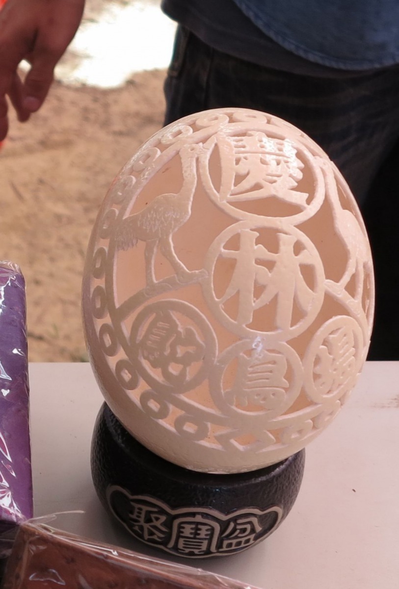 鴕鳥蛋可雕刻或彩繪成裝飾工藝品。高維奇/攝
