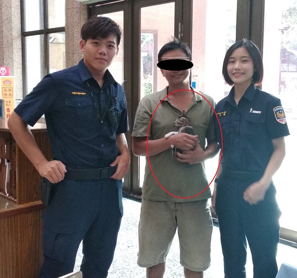 飼主獲悉小貓走失後立即趕往派出所接回。雨林/翻攝