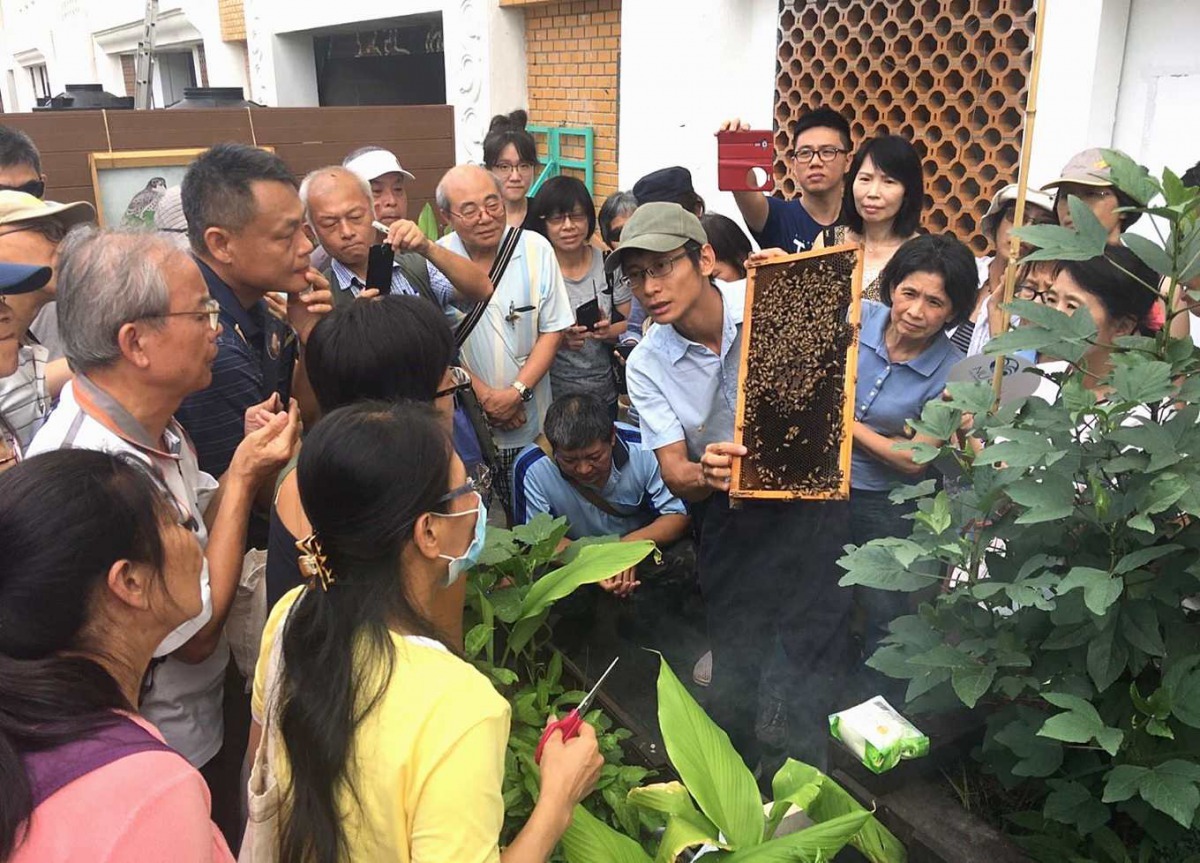 蔡明憲老師向學員解說蜂箱構造。雨林/翻攝