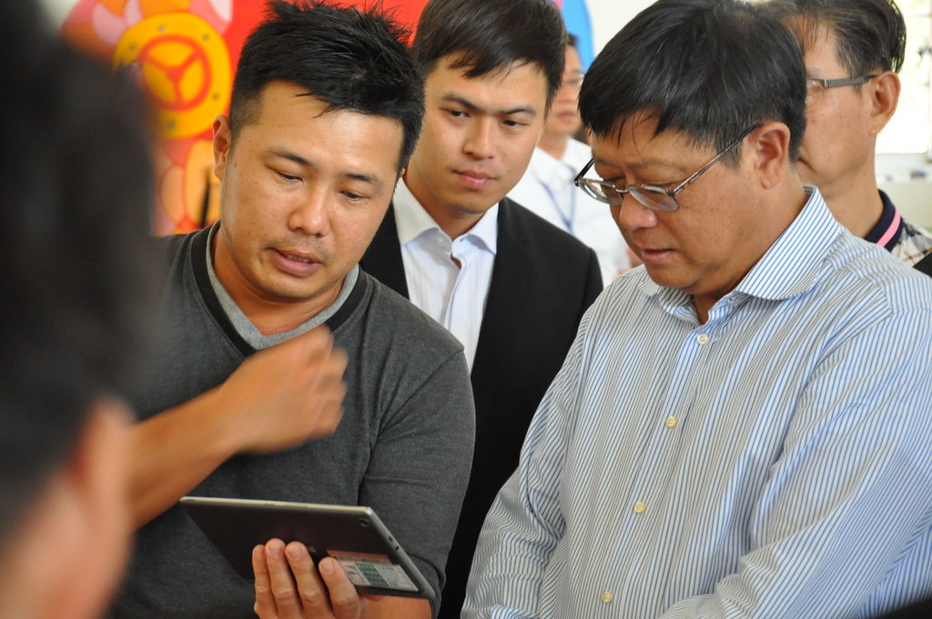 環保署長張子敬示範如何租借琉行杯。孫文臨攝