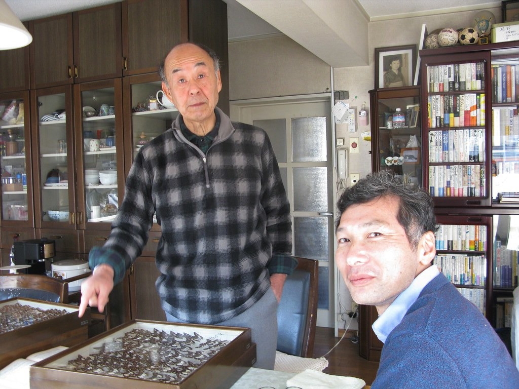 弄蝶科收藏家築山洋（左）及東亞弄蝶科權威千葉秀幸，是台灣蝶類誌弄蝶科日本作者。攝影：徐堉峰