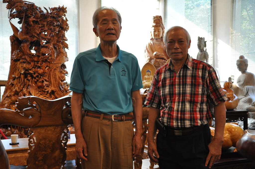 三義木雕師傅、台灣藝術博物館創辦人吳照夫（左）。孫文臨攝