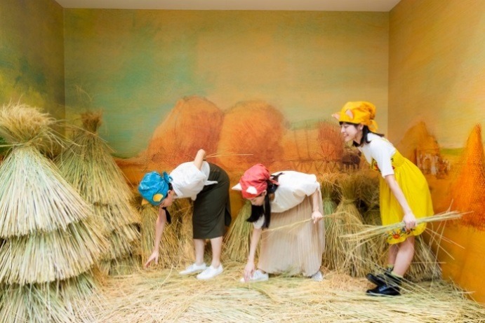 看完《拾貓草》畫作,民眾可以變身成貓咪,體驗拾草和拍照樂趣。圖/聯合數位文創提供