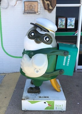 枋山郵局伯勞鳥郵筒吸引大批遊客停駐合照。攝影:廖靜蕙