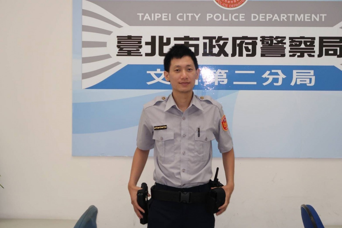 暖心員警尤嵩元為尋找走失毛孩在景興路上挨家挨戶的詢問，並回到派出所細心調閱相關路口監視器。文山二分局/提供