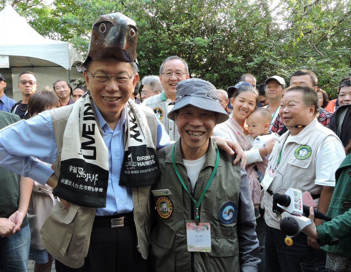 台北市長柯文哲市長，一身輕裝賞鳥裝扮走訪關渡自然公園，和浩然敬老院長輩們，一起參與解說導覽活動。雨林/翻攝