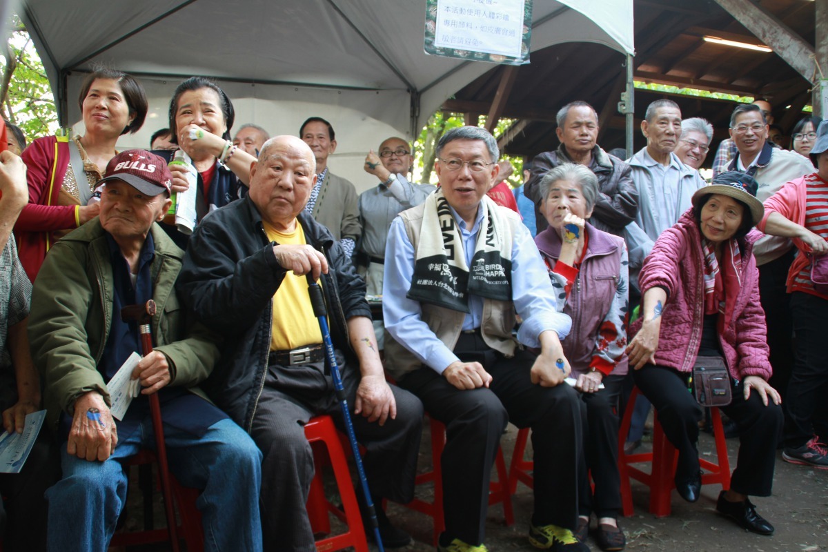 柯文哲與長者共同體驗鳥類彩繪。雨林/翻攝