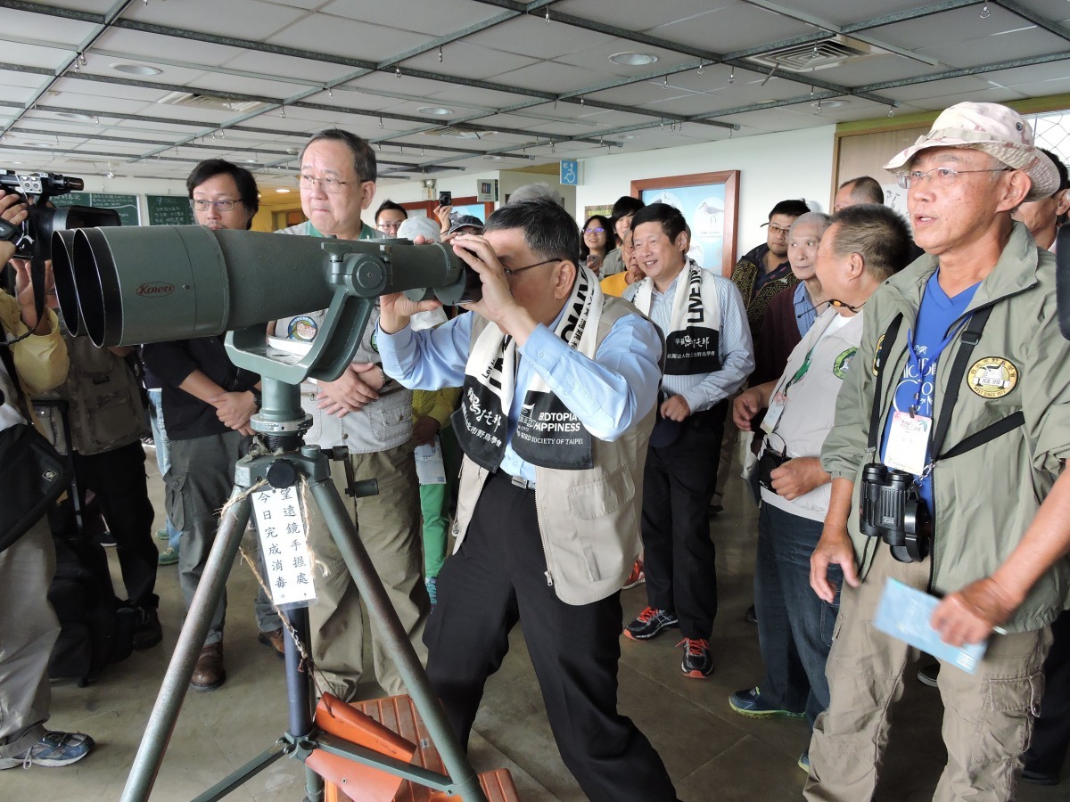 柯文哲於自然中心用高倍望遠鏡體驗賞鳥活動。雨林/翻攝