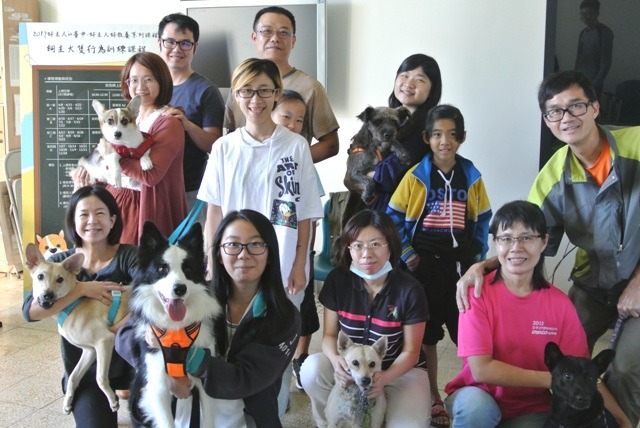 課程從訓練理論、狗兒發展過程、犬隻正常行為與相關研究，透過現場解說與示範，讓飼主們能及時瞭解訓練技巧與操作方式。劉凱/翻攝