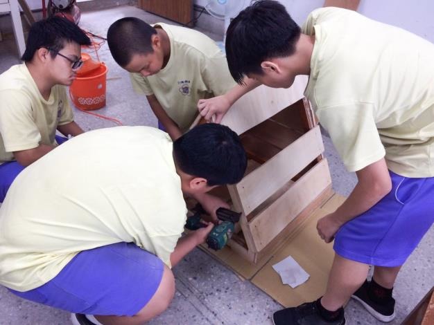 學生們認真仔細的為「哈嚕」打造新家。台北市福安國中/提供