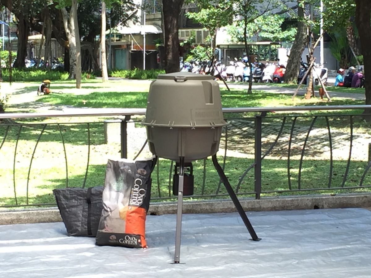  北市動保處於中央藝文公園內共3個地點設置「野鴿自動餵食器」，進行為期一年的試辦。北市動保局/提供