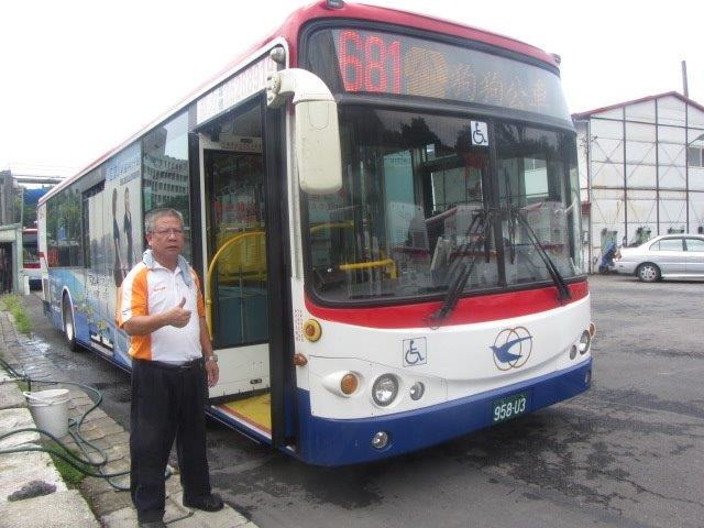 北市府歡迎毛爸媽們多利用友善狗狗公車。台北市政府/提供