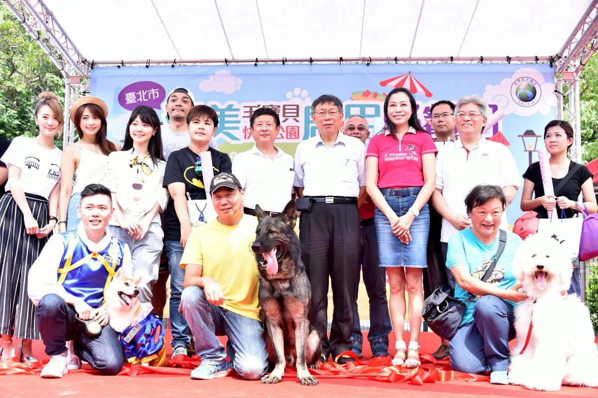 現場超過50組的飼主帶著寵物一起參與，藝人、網紅也一起來到現場同樂。雨林/攝