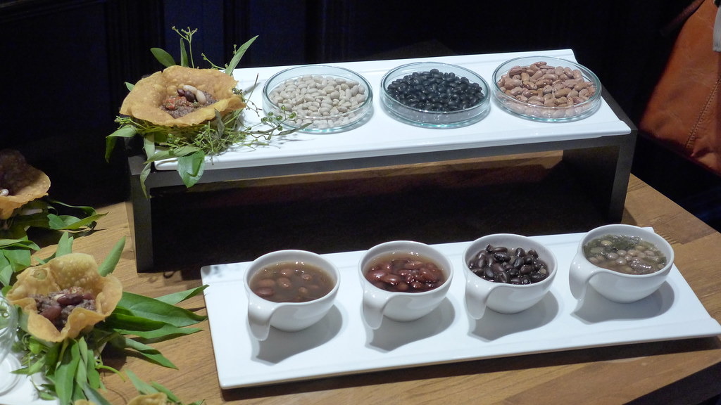 部落的迪娜與返鄉青年用布農豆豆做出不同的料理。孫文臨攝