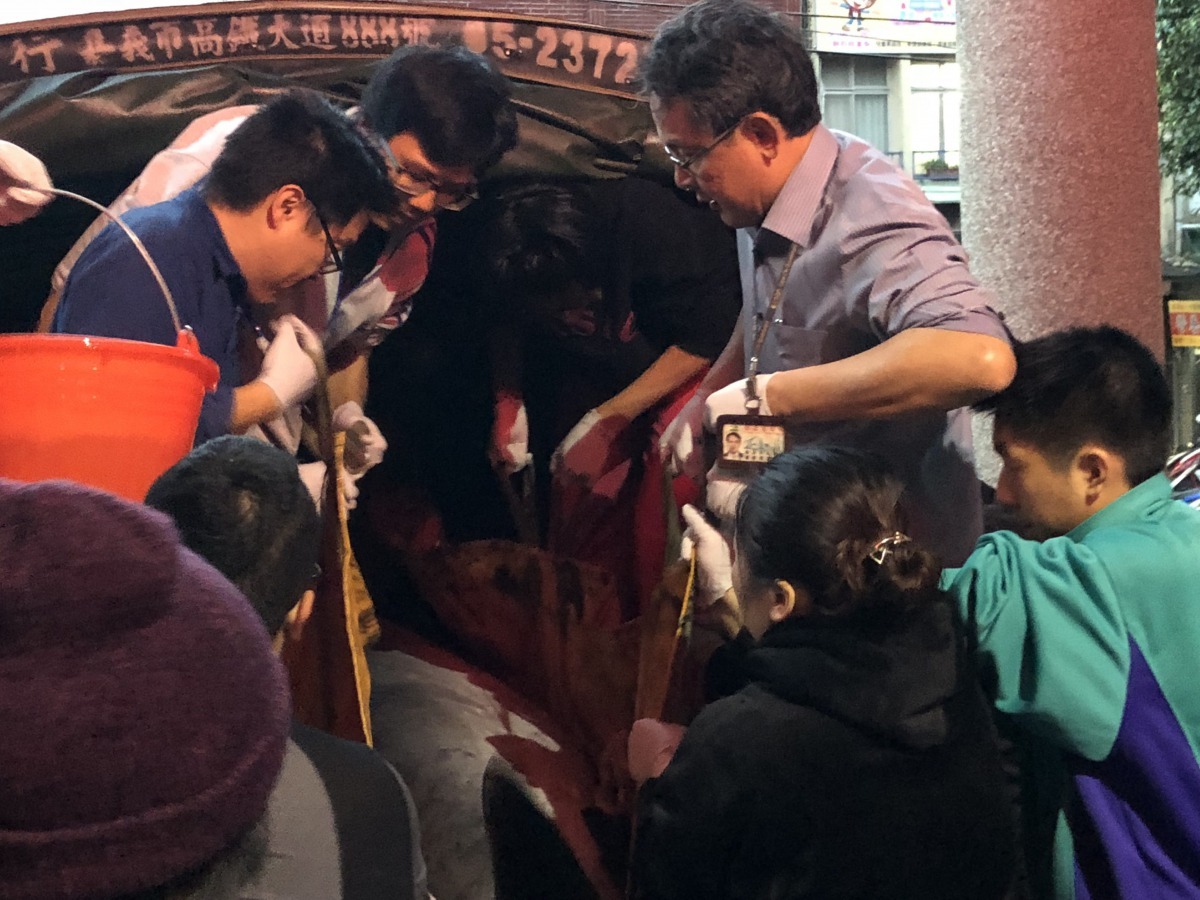 小抹香鯨坐著小貨車到關渡國小,大家合力抬牠下車。北市關渡國小/提供