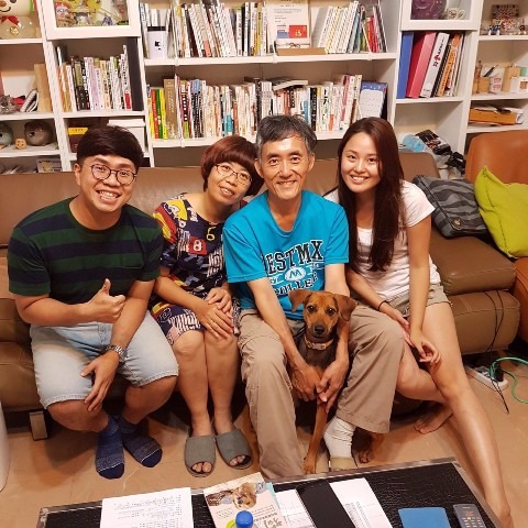 幸福的「貳號」擁有新爸媽與乾爸媽雙倍的疼愛。台中市動保處/提供