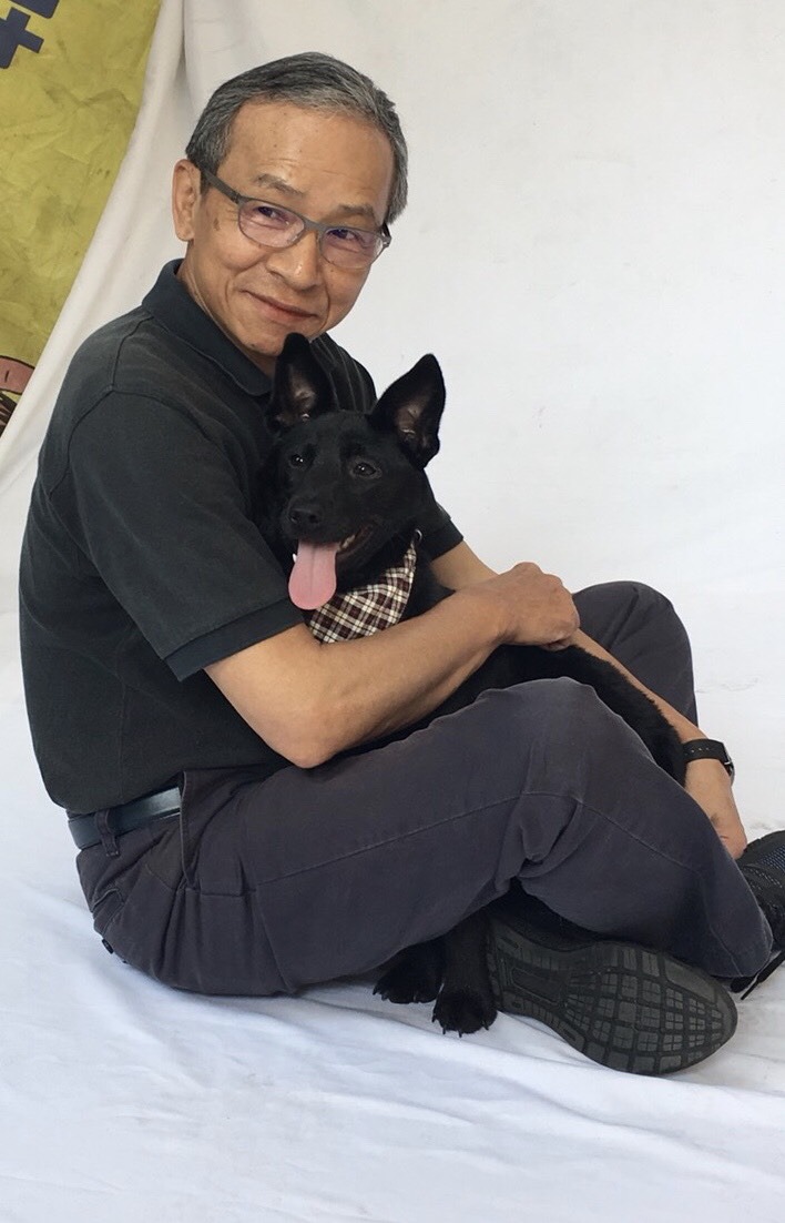 吳念真導演與台中市動物之家的狗狗。台中市政府/提供