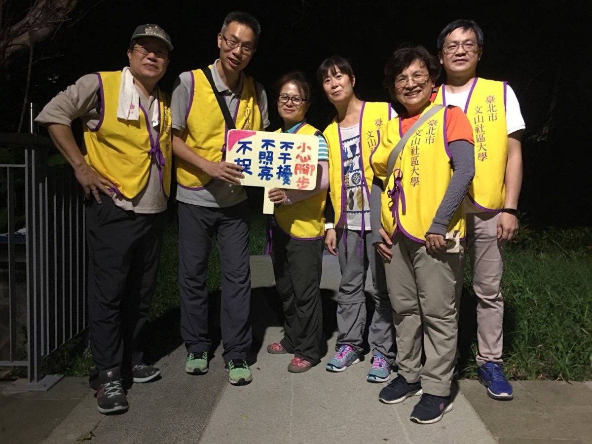 文山社大的志工們。台北市公園處/提供