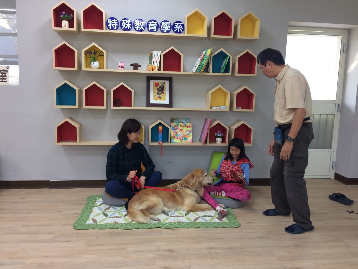 教育部推廣「學習輔助犬」相關知識與運用至全國大專校院資源教室輔導員，幫助其校內資源教室身心障礙學生，也讓學生透由與犬隻的互動，體驗生命教育的意涵。教育部/提供