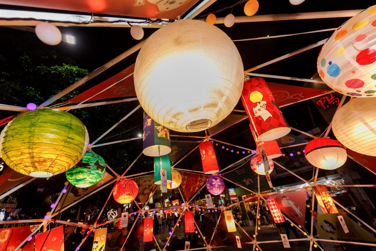 浪浪彩繪燈呼籲大家以領養代替購買，讓愛不流浪。台北市觀傳局/提供