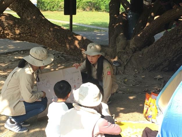 小鹿團員和小小市民互動，解說螢火蟲與生態池的相關知識。台北市公園處/提供