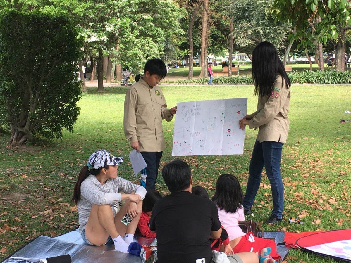 小鹿團員藉由討論增進成員彼此的知識並也讓市民更了解黃緣螢與生態池之間的關係。台北市公園處/提供