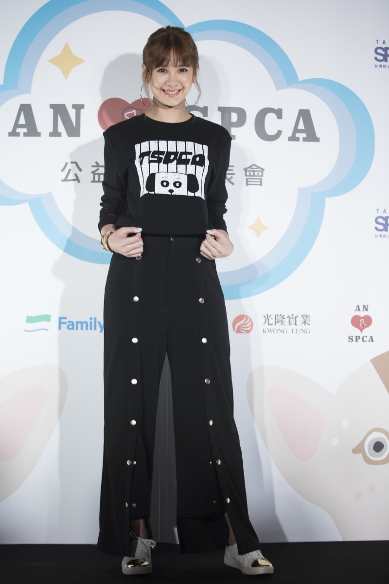 藝人安心亞呼籲飼主以領養代替購買、不要將寵物長期關在籠子，以及要多多陪伴自家寵物。劉凱/攝