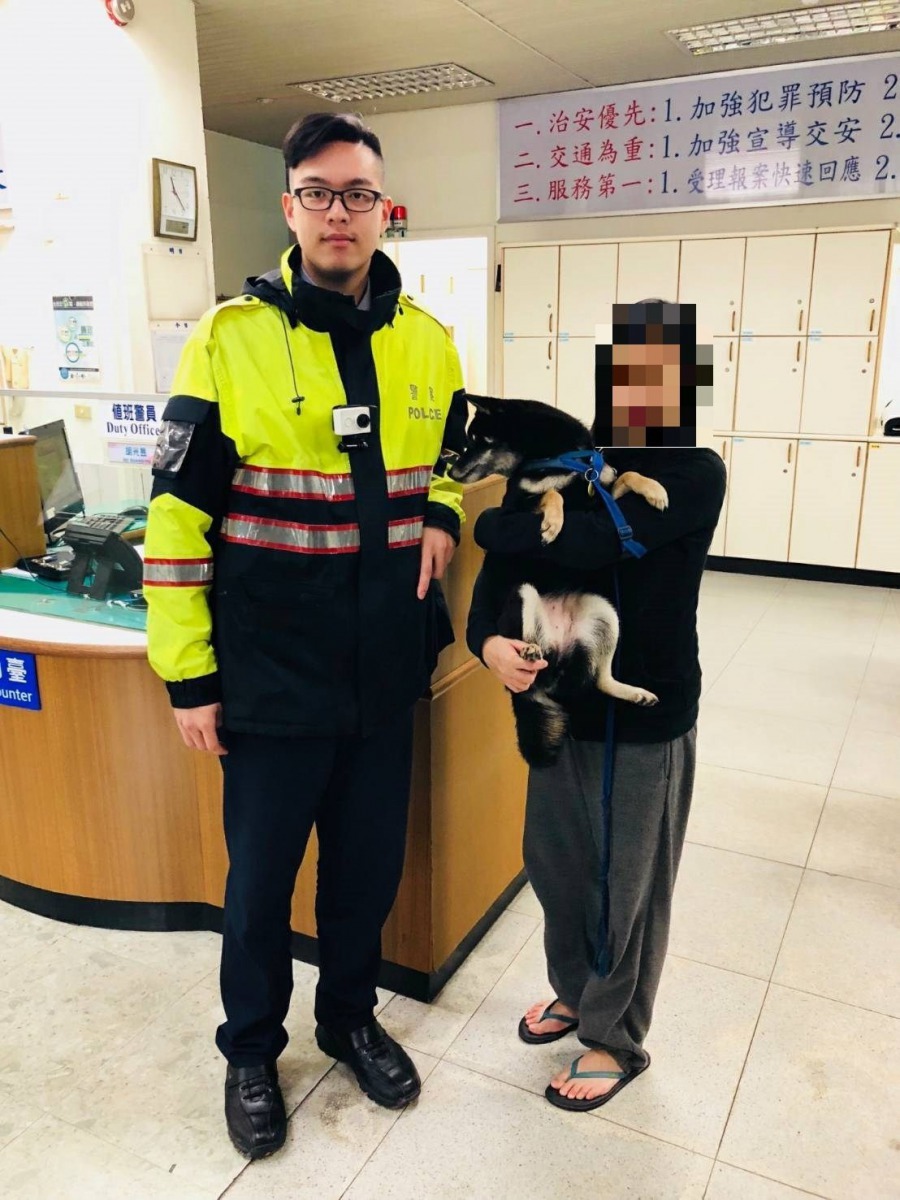 黑色柴犬Liby自行溜出家門玩耍迷路，竟跑到警局自首，所幸遇到愛動物的熱心員警協助連絡，終於重返主人懷抱。北市文山一分局/提供