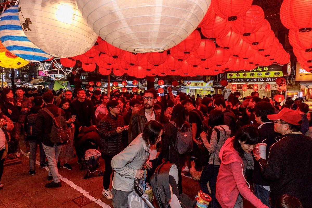 浪浪彩繪燈搭配大紅燈籠為燈區帶來幸福喜氣。台北市觀傳局/提供