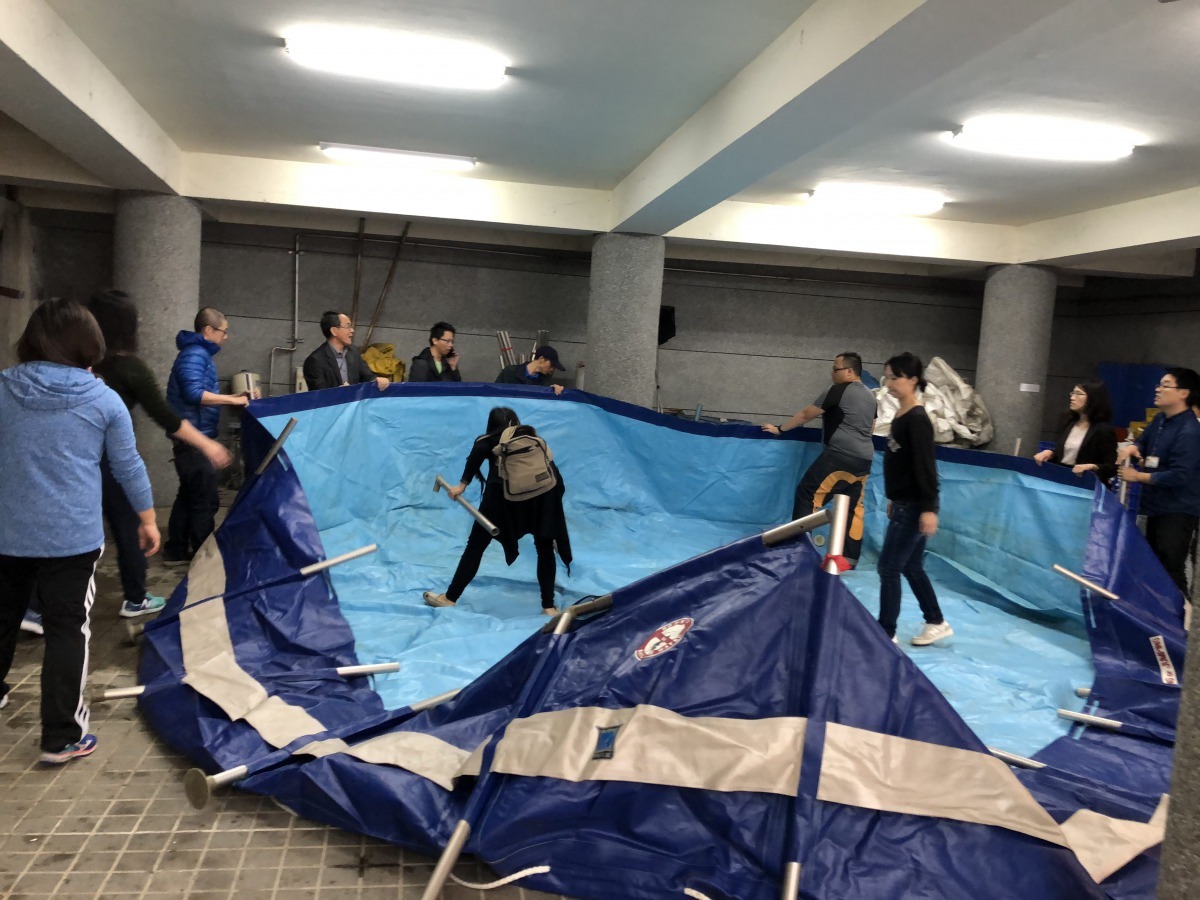 關渡國小行政同仁同心齊力組裝救護池。北市關渡國小/提供