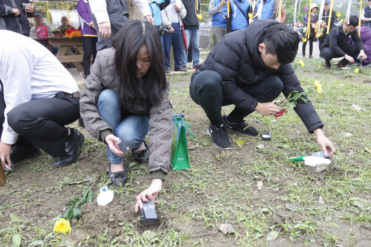 毛爸媽親自將毛寶貝骨灰植存回歸大地。新北市動保處/提供