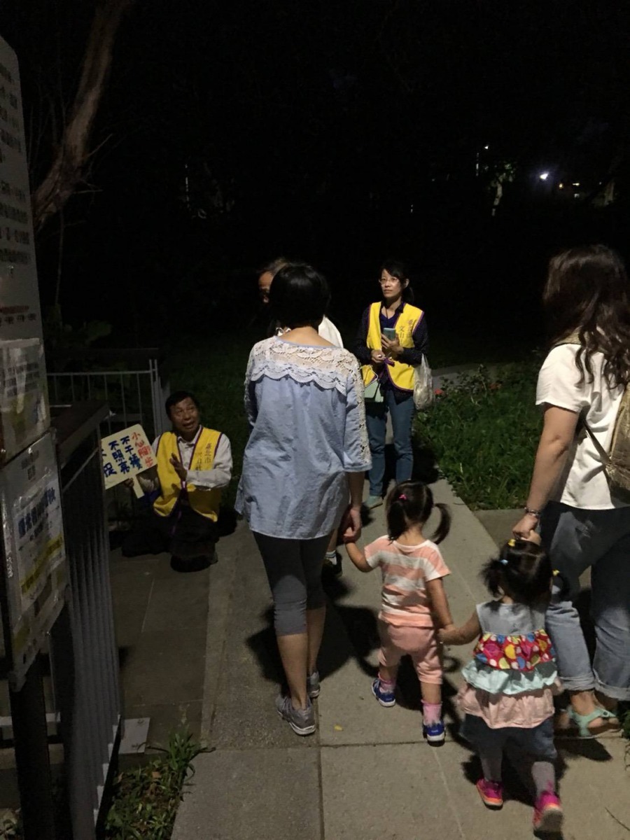 志工提醒賞螢民眾遵守四不原則：不捉、不照亮、不干擾、不離開園內棧道。台北市公園處/提供